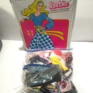Mattel 1975 Barbie Fashion Doll Case & 50+piece Clothing.